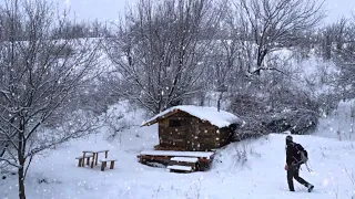 I build a simple log cabin, make a wooden cabinet with my own hands, cook meat on fire