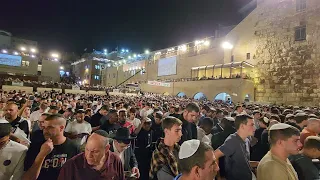 Listen: Mass Jewish prayer at the Western Wall (Wailing Wall, Kotel, حَائِط ٱلْبُرَاق), Jerusalem