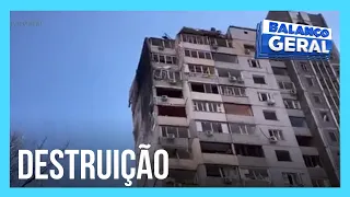 Roberto Cabrini mostra um dos prédios que foram atacados em Kiev