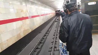 В Питере, в метро,  на пути упал человек...
