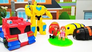 Transformers şehri kurtarıyorlar. Uzaylılar Lego şehrine gelmilşler!