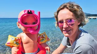 Nicole geht mit Baby Born an den Strand - Spielzeugvideo für Kinder