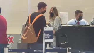 Alejandro Speitzer y Shannon de Lima muestran su amor en el aeropuerto de Monterrey