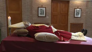 Papst Franziskus ruft Gläubige auf, für seinen verstorbenen Vorgänger zu beten