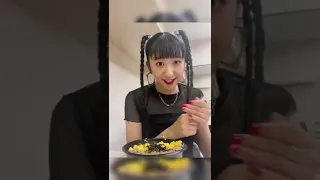 公演の合間にお弁当を食べる秋山眞緒ちゃん#shorts