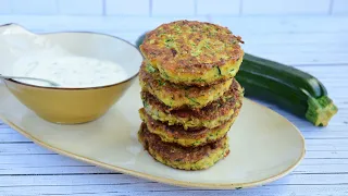 Zucchini-Puffer mit Joghurt Dip. Einfach und Lecker