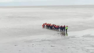 Recate de pasajeros de catamarán varado en el Río de la Plata