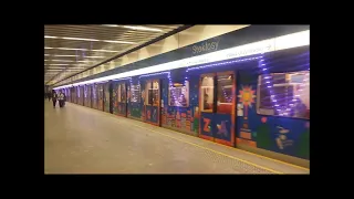 2022 12 21  Warszawa Stacja metra M1 STOKŁOSY  cz 1 pociąg świąteczny po 12 59