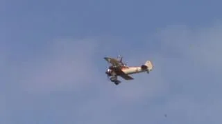 Passage d un avion avec un homme sur le dessus