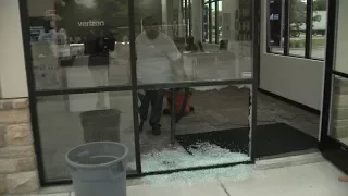 Thieves use rocks to smash-and-grab at cellphone stores