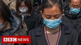 Coronavirus: China stops for three minutes to remember the dead - BBC News