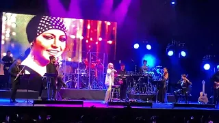 Daghe yek eshghe ghadimo (makhlugh). Googoosh live in London palladium, Nowruz 1401.