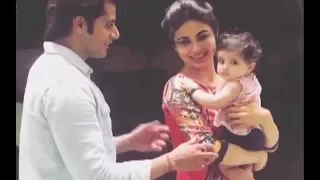 Mouni Roy Playing With Karanvir Bohra CUTE Daughter Vienna