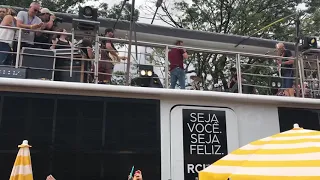 Michel teló Jenifer no carnaval de São