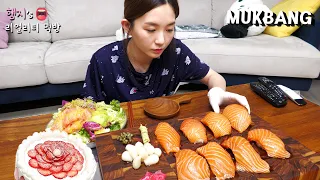 Real Mukbang :) Salmon Sushi (ft.Salmon Salad) ★ Strawberry Cake