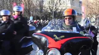 Johnny Hallyday : des centaines de bikers lui rendent hommage sur les Champs-Élysées