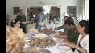 الرئيس صدام حسين يتناول الطعام مع عائلته