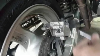 Honda XL1000V Varadero -- Substituição dos calços de travão de trás -- Rear Brake Pads Replacement