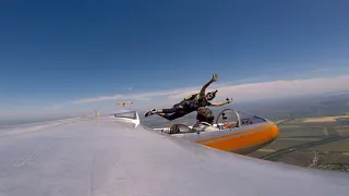 Прыжок с планера! ✈️⬇️ Skydiver Ejects From Glider!