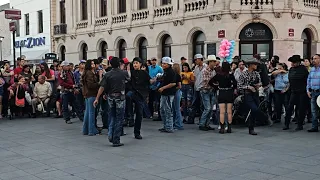 domingo de alegria familiar. plaza llena y sigue la baila. con MM.