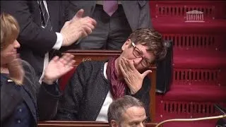 Une députée émue par une standing ovation pour sa dernière séance