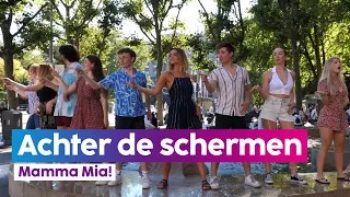 De cast van Mamma Mia! danst bij de fontein | DeLaMar