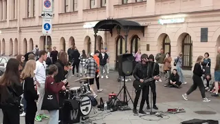 NIRVANA Smells Like Teen Spirit . музыкант закачал толпу людей на Невском. (cover)