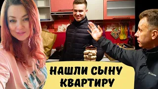 Сын переезжает поближе.  Сидим в коридоре..