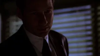Mulder & Scully secret handshake scene (6x09)