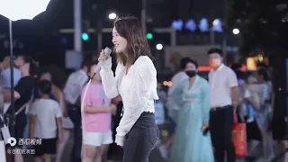 《純分享》尹夢琪 在户外听女孩唱《祝我生日快乐》，以为是委屈，听完发现是自信。