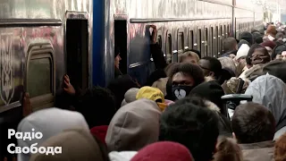 Евакуація з Києва: люди штурмували потяг
