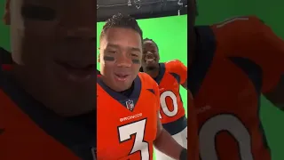 Russell Wilson meets his New Broncos Teammates! Picture Day 📸