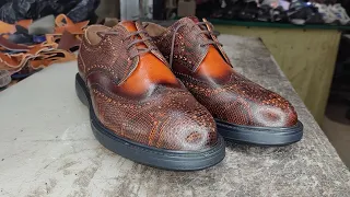 Making men's handmade shoes: with lizard design cow leather