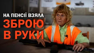 Комунальниця з автоматом, яка готова захищати Україну від загарбника