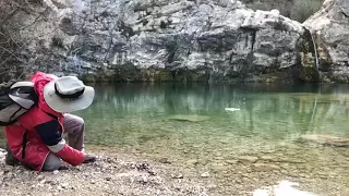 Cómo saltar una piedra en el agua.