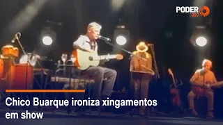 Chico Buarque ironiza xingamentos em show