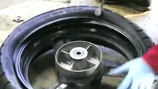 教科書的なバイクのタイヤ交換の方法（タイヤレバーのみで）motorcycle tire change on hand