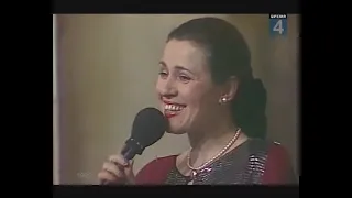 «Спешит на свидание бабушка», поёт Валентина Толкунова