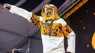 LAGBAJA SINGS GOSPEL SONGS TO CELEBRATE NEW YEAR. THIS IS AMAZING.