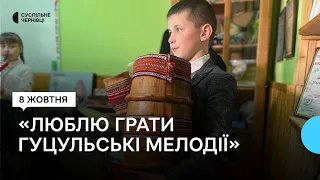 Діти у гірському селі на Буковині грають на традиційних гуцульських інструментах