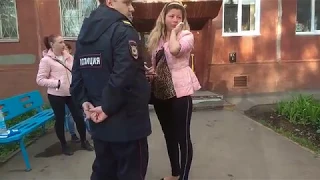 Алкашка получает по заслугам.