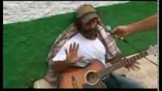 INCRÍVEL Mendigo brasileiro cantando em INGLÊS   AMAZING Brazilian homeless singing in ENGLISH