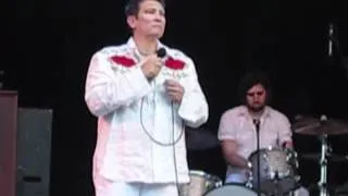 KD Lang Performs Amazing Version of 'Hallelujah' At Woodland Park Zoo 2011