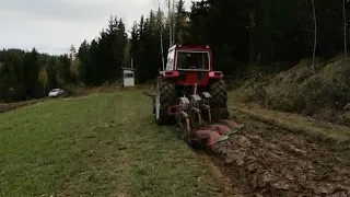 Massey ferguson 185 pieni kyntö pätkä. kverneland plough. Kyntämistä . kyntöä