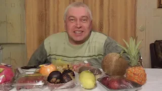 Геннадий Горин пробует тропические фрукты