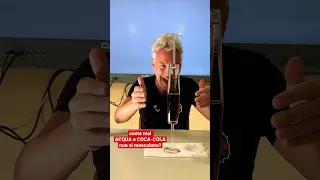 Ma perché acqua e coca non si mescolano? Esperimento meraviglioso! #shorts