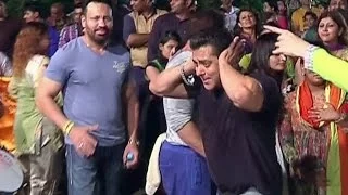 Salman Khan’s Crazy Dance With Family And Drummers At Ganpati Visarjan 2015