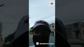 Policías paran a Humberto López durante transmisión en vivo por las calles de La Habana.