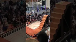 Magnificent show on the stairs !