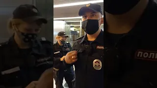 ПОЛИЦЕЙСКИЕ ПРОВЕРЯЕТ ТЕЛЕФОНЫ В МЕТРО